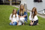 Warmond 7 juli 2017
Koninklijk fotouurtje in Warmond . Koning Willem Alexander Koningin Maxima prionses Amalia Ariane en Alexia komen aanvaren met een sloep.