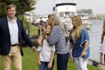 Warmond 7 juli 2017
Koninklijk fotouurtje in Warmond . Koning Willem Alexander Koningin Maxima prionses Amalia Ariane en Alexia komen aanvaren met een sloep.
