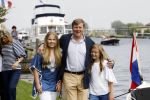 Warmond 7 juli 2017
Koninklijk fotouurtje in Warmond . Koning Willem Alexander Koningin Maxima prionses Amalia Ariane en Alexia komen aanvaren met een sloep.