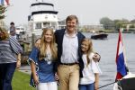 Warmond 7 juli 2017
Koninklijk fotouurtje in Warmond . Koning Willem Alexander Koningin Maxima prionses Amalia Ariane en Alexia komen aanvaren met een sloep.