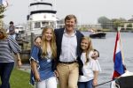 Warmond 7 juli 2017
Koninklijk fotouurtje in Warmond . Koning Willem Alexander Koningin Maxima prionses Amalia Ariane en Alexia komen aanvaren met een sloep.
