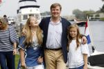 Warmond 7 juli 2017
Koninklijk fotouurtje in Warmond . Koning Willem Alexander Koningin Maxima prionses Amalia Ariane en Alexia komen aanvaren met een sloep.