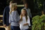 Warmond 7 juli 2017
Koninklijk fotouurtje in Warmond . Koning Willem Alexander Koningin Maxima prionses Amalia Ariane en Alexia komen aanvaren met een sloep.