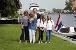 Warmond 7 juli 2017
Koninklijk fotouurtje in Warmond . Koning Willem Alexander Koningin Maxima prionses Amalia Ariane en Alexia komen aanvaren met een sloep.