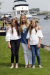 Warmond 7 juli 2017
Koninklijk fotouurtje in Warmond . Koning Willem Alexander Koningin Maxima prionses Amalia Ariane en Alexia komen aanvaren met een sloep.