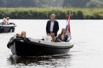 Warmond 7 juli 2017
Koninklijk fotouurtje in Warmond . Koning Willem Alexander Koningin Maxima prionses Amalia Ariane en Alexia komen aanvaren met een sloep.