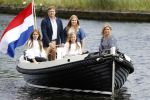 Warmond 7 juli 2017
Koninklijk fotouurtje in Warmond . Koning Willem Alexander Koningin Maxima prionses Amalia Ariane en Alexia komen aanvaren met een sloep.