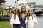 Warmond 7 juli 2017
Koninklijk fotouurtje in Warmond . Koning Willem Alexander Koningin Maxima prionses Amalia Ariane en Alexia komen aanvaren met een sloep.