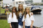 Warmond 7 juli 2017
Koninklijk fotouurtje in Warmond . Koning Willem Alexander Koningin Maxima prionses Amalia Ariane en Alexia komen aanvaren met een sloep.
