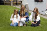 Warmond 7 juli 2017
Koninklijk fotouurtje in Warmond . Koning Willem Alexander Koningin Maxima prionses Amalia Ariane en Alexia komen aanvaren met een sloep.