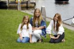 Warmond 7 juli 2017
Koninklijk fotouurtje in Warmond . Koning Willem Alexander Koningin Maxima prionses Amalia Ariane en Alexia komen aanvaren met een sloep.