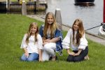Warmond 7 juli 2017
Koninklijk fotouurtje in Warmond . Koning Willem Alexander Koningin Maxima prionses Amalia Ariane en Alexia komen aanvaren met een sloep.