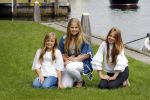 Warmond 7 juli 2017
Koninklijk fotouurtje in Warmond . Koning Willem Alexander Koningin Maxima prionses Amalia Ariane en Alexia komen aanvaren met een sloep.
