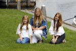 Warmond 7 juli 2017
Koninklijk fotouurtje in Warmond . Koning Willem Alexander Koningin Maxima prionses Amalia Ariane en Alexia komen aanvaren met een sloep.