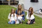 Warmond 7 juli 2017
Koninklijk fotouurtje in Warmond . Koning Willem Alexander Koningin Maxima prionses Amalia Ariane en Alexia komen aanvaren met een sloep.