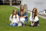 Warmond 7 juli 2017
Koninklijk fotouurtje in Warmond . Koning Willem Alexander Koningin Maxima prionses Amalia Ariane en Alexia komen aanvaren met een sloep.
