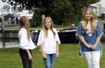 Warmond 7 juli 2017
Koninklijk fotouurtje in Warmond . Koning Willem Alexander Koningin Maxima prionses Amalia Ariane en Alexia komen aanvaren met een sloep.