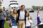 Warmond 7 juli 2017
Koninklijk fotouurtje in Warmond . Koning Willem Alexander Koningin Maxima prionses Amalia Ariane en Alexia komen aanvaren met een sloep.