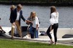 Warmond 7 juli 2017
Koninklijk fotouurtje in Warmond . Koning Willem Alexander Koningin Maxima prionses Amalia Ariane en Alexia komen aanvaren met een sloep.