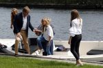 Warmond 7 juli 2017
Koninklijk fotouurtje in Warmond . Koning Willem Alexander Koningin Maxima prionses Amalia Ariane en Alexia komen aanvaren met een sloep.