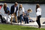 Warmond 7 juli 2017
Koninklijk fotouurtje in Warmond . Koning Willem Alexander Koningin Maxima prionses Amalia Ariane en Alexia komen aanvaren met een sloep.
