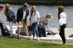 Warmond 7 juli 2017
Koninklijk fotouurtje in Warmond . Koning Willem Alexander Koningin Maxima prionses Amalia Ariane en Alexia komen aanvaren met een sloep.