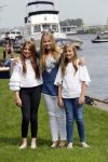 Warmond 7 juli 2017
Koninklijk fotouurtje in Warmond . Koning Willem Alexander Koningin Maxima prionses Amalia Ariane en Alexia komen aanvaren met een sloep.