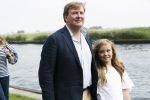 Warmond 7 juli 2017
Koninklijk fotouurtje in Warmond . Koning Willem Alexander Koningin Maxima prionses Amalia Ariane en Alexia komen aanvaren met een sloep.