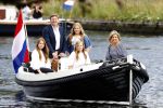 Warmond 7 juli 2017
Koninklijk fotouurtje in Warmond . Koning Willem Alexander Koningin Maxima prionses Amalia Ariane en Alexia komen aanvaren met een sloep.