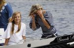 Warmond 7 juli 2017
Koninklijk fotouurtje in Warmond . Koning Willem Alexander Koningin Maxima prionses Amalia Ariane en Alexia komen aanvaren met een sloep.