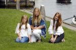 Warmond 7 juli 2017
Koninklijk fotouurtje in Warmond . Koning Willem Alexander Koningin Maxima prionses Amalia Ariane en Alexia komen aanvaren met een sloep.