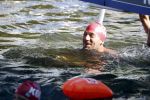 Amsterdam 3 september 2017  
ALS Cityswim in de amsterdamse grachten. Johnny de Mol jr en Rick Brandsteder zemmen met Ralph en Carlijn de Vies en hun kinderen  zoon Daniel en  hun dochter