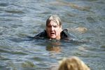 Amsterdam 3 september 2017  
ALS Cityswim in de amsterdamse grachten. Rene Froger wordt aangemoedigd door zijn vrouw Natasja