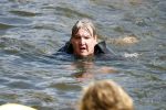 Amsterdam 3 september 2017  
ALS Cityswim in de amsterdamse grachten. Rene Froger wordt aangemoedigd door zijn vrouw Natasja