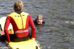 Amsterdam 3 september 2017  
ALS Cityswim in de amsterdamse grachten. Rene Froger wordt aangemoedigd door zijn vrouw Natasja