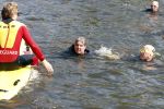 Amsterdam 3 september 2017  
ALS Cityswim in de amsterdamse grachten. Rene Froger wordt aangemoedigd door zijn vrouw Natasja