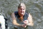 Amsterdam 3 september 2017  
ALS Cityswim in de amsterdamse grachten. Rene Froger wordt aangemoedigd door zijn vrouw Natasja