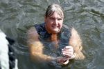 Amsterdam 3 september 2017  
ALS Cityswim in de amsterdamse grachten. Rene Froger wordt aangemoedigd door zijn vrouw Natasja