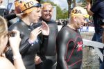 Amsterdam 3 september 2017  
ALS Cityswim in de amsterdamse grachten. Rene Froger wordt aangemoedigd door zijn vrouw Natasja