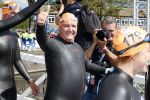 Amsterdam 3 september 2017  
ALS Cityswim in de amsterdamse grachten. Rene Froger wordt aangemoedigd door zijn vrouw Natasja