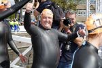 Amsterdam 3 september 2017  
ALS Cityswim in de amsterdamse grachten. Rene Froger wordt aangemoedigd door zijn vrouw Natasja
