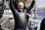 Amsterdam 3 september 2017  
ALS Cityswim in de amsterdamse grachten. Rene Froger wordt aangemoedigd door zijn vrouw Natasja