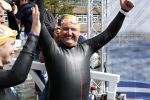 Amsterdam 3 september 2017  
ALS Cityswim in de amsterdamse grachten. Rene Froger wordt aangemoedigd door zijn vrouw Natasja