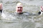 Amsterdam 3 september 2017  
ALS Cityswim in de amsterdamse grachten. Rene Froger wordt aangemoedigd door zijn vrouw Natasja