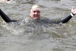 Amsterdam 3 september 2017  
ALS Cityswim in de amsterdamse grachten. Rene Froger wordt aangemoedigd door zijn vrouw Natasja