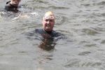 Amsterdam 3 september 2017  
ALS Cityswim in de amsterdamse grachten. Rene Froger wordt aangemoedigd door zijn vrouw Natasja