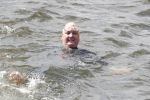 Amsterdam 3 september 2017  
ALS Cityswim in de amsterdamse grachten. Rene Froger wordt aangemoedigd door zijn vrouw Natasja