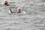 Amsterdam 3 september 2017  
ALS Cityswim in de amsterdamse grachten. Rene Froger wordt aangemoedigd door zijn vrouw Natasja