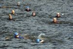 Amsterdam 3 september 2017  
ALS Cityswim in de amsterdamse grachten. Rene Froger wordt aangemoedigd door zijn vrouw Natasja