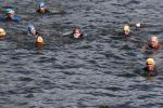 Amsterdam 3 september 2017  
ALS Cityswim in de amsterdamse grachten. Rene Froger wordt aangemoedigd door zijn vrouw Natasja